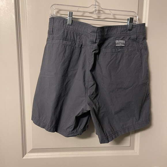 Mens gray Columbia shorts - Picture 2 of 4